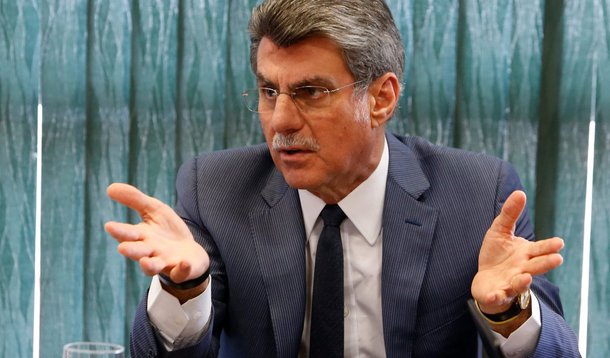 Segundo o novo ministro do Planejamento, Romero Jucá, a equipe econômica de Michel Temer pretende apresentar uma emenda no Congresso Nacional para alterar a meta fiscal desse ano das contas do governo federal, de um superávit de R$ 24 bilhões para um déficit de R$ 96,6 bilhões, para acomodar perda com renegociação da dívida dos Estados; o projeto foi enviado pela equipe da presidente afastada Dilma Rousseff, mas terá uma emenda permitindo o abatimento do impacto fiscal que for decorrente da negociação da dívida dos Estados