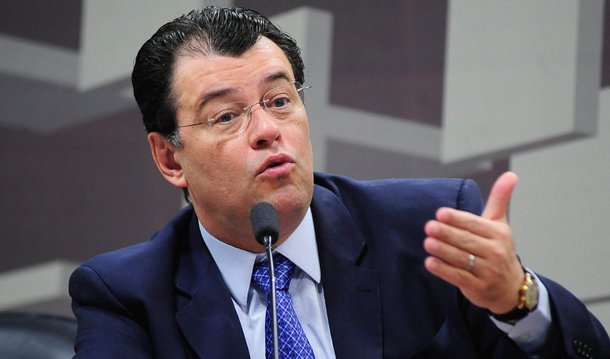 O ministro de Minas e Energia, Eduardo Braga (PMDB-AM), disse que já entregou o cargo para a presidenta Dilma; Braga conversou com a presidenta, agradeceu a oportunidade e a confiança e garantiu que vai continuar trabalhando no Senado, onde tem cargo, para o desenvolvimento do setor; ele informou que não vai participar da votação do processo de impeachment da presidenta Dilma Rousseff no Senado, porque estará de licença por problemas de saúde; “Mas minha suplente estará lá, representando com coerência e com posições claras a nossa posição na votação”, disse