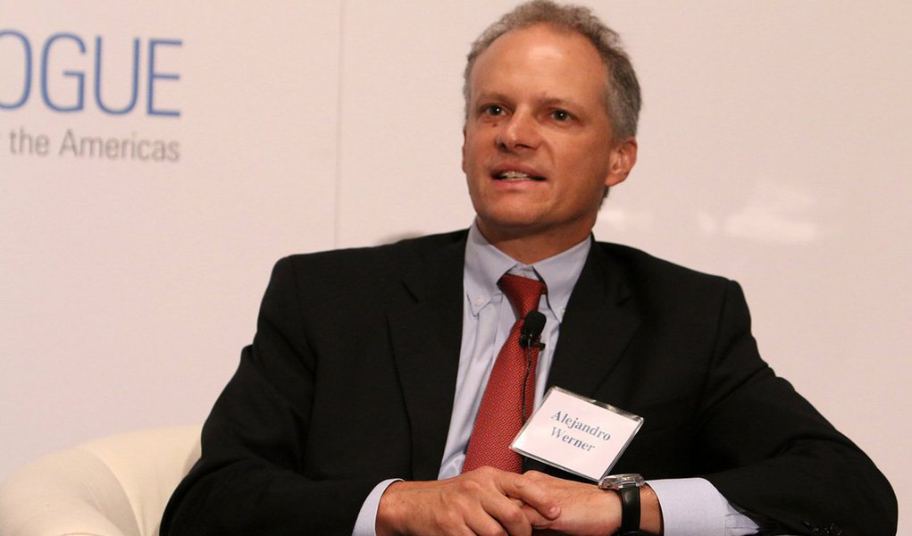 Em entrevista a repórteres em Washington, nos EUA, o diretor do FMI Alejandro Werner afirmou que o Brasil está sofrendo um choque de inflação importante, mas que "não há sinais de hiperinflação" no País; segundo Werner, a queda do PIB (Produto Interno do Brasil) mostra a urgência do controle das contas públicas