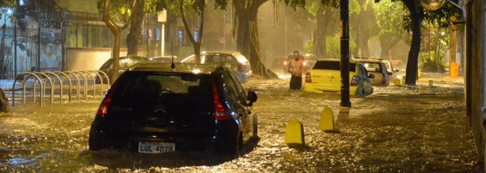 Subiu para quatro o número de mortos em consequência do temporal que atingiu o Rio na noite passada; mais dois corpos de vítimas da chuva foram localizadas pelo Corpo de Bombeiros neste domingo; o temporal deixou o município do Rio em estado de crise, decretado por volta das 20h e permanecendo por quase 7 horas