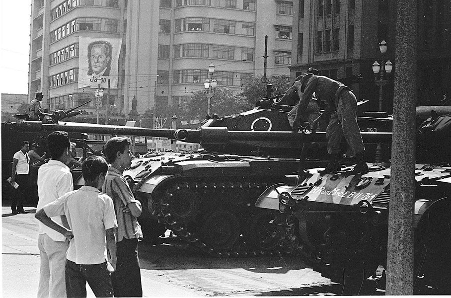 Colunista do 247, o cientista político Emir Sader compara o momento atual ao golpe de 1964 e teme que os parlamentares atestem um novo golpe contra a democracia brasileira; "Esta semana o Congresso será submetido a um novo desafio: ou promove o golpe ao tirar o mandato de uma presidenta eleita pelo voto popular, sem nenhuma acusação que o justifique, e passará à historia como um Congresso golpista, inimigo da democracia. Ou se oporá a assumir esse papel, dará um basta a essa tentativa espúria e expressará um compromisso com a democracia brasileira", diz Emir; leia íntegra