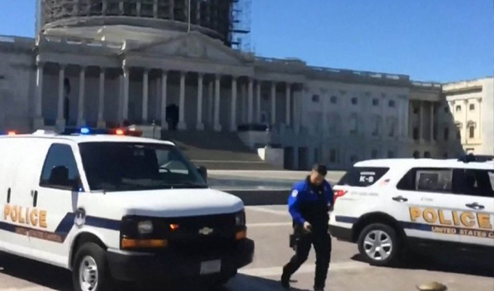 Tiros foram relatados no Centro de Visitantes do Capitólio dos Estados Unidos nesta segunda-feira, disseram fontes do Senado norte-americano; o prédio, bem como a Casa Branca, foi fechado após a ocorrência; nãoo há maiores detalhes sobre o episodio