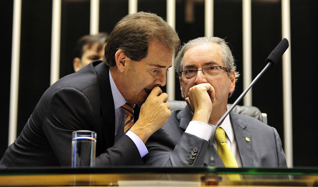 Presidente do Solidariedade e linha de frente de Eduardo Cunha (PMDB), deputado Paulo Pereira da Silva (SP) disse nesta quinta-feira que os aliados de Cunha chegaram a planejar o não cumprimento da decisão do ministro Teori Zavascki, pelo afastamento do peemedebista; "Esse é o drama dos quase 200 deputados e senadores que são processados pelo Supremo. Estamos discutindo o que fazer. Estamos todos revoltados", afirmou Paulinho, que é réu no STF; senador tucano Cássio Cunha Lima disse que o STF, ao afastar Cunha, "feriu sua competência"