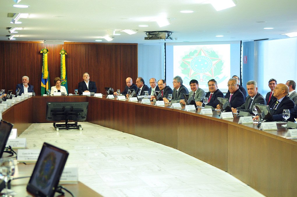 Em reunião com a presidente Dilma Rousseff, governadores voltaram a pedir mais recursos para recuperação econômica dos estados; governadores querem alongamento para quitação da dívida dos estados e do Distrito Federal com a União de 30 para 50 anos; também desejam que o Ministério da Fazenda estabeleça aporte mínimo de R$ 20 bilhões por ano para a retomada de operações de crédito, medida que tornará possível a execução de diversos projetos pelo País; "A presidente formalizou essas propostas e colocou algumas condicionantes, como a necessidade de os governadores fazerem ajustes na Lei de Responsabilidade Fiscal", disse o governador do DF, Rodrigo Rollemberg