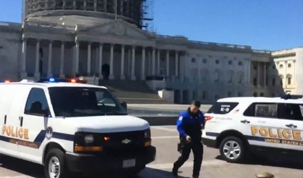Tiros foram relatados no Centro de Visitantes do Capitólio dos Estados Unidos nesta segunda-feira, disseram fontes do Senado norte-americano; o prédio, bem como a Casa Branca, foi fechado após a ocorrência; nãoo há maiores detalhes sobre o episodio