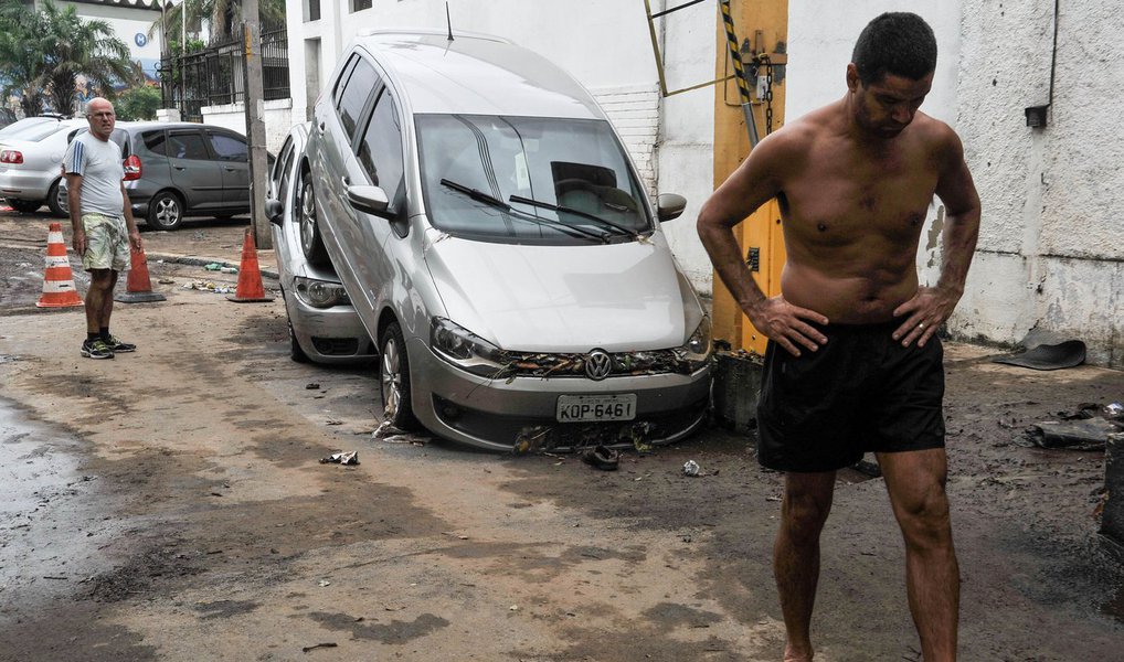 A Secretaria Municipal de Saúde (SMS) do Rio de Janeiro confirmou mais uma morte em virtude do forte temporal que atingiu a cidade na noite do último sábado (12); Édson Souza Conceição, 39 anos, teria se afogado na Rua do Passeio, região central da cidade, quando foi atendido e levado por bombeiros ao Hospital Municipal Souza Aguiar, onde já chegou morto; agora, o número de mortos pelas chuvas sobe para cinco
 
