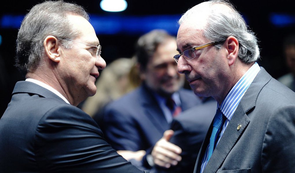 Segundo a colunista Mônica Bergamo, Renan Calheiros (PMDB-AL) é uma das pedras no caminho do STF (Supremo Tribunal Federal), que reluta em afastar Eduardo Cunha (PMDB-RJ) do comando da Câmara dos Deputados; “o presidente do Senado já responde a nove inquéritos na corte. Caso vire réu, estará equiparado a Cunha. Ou seja, se os magistrados decidirem que o deputado não pode seguir no cargo por esse motivo, Calheiros deverá sofrer a mesma punição”