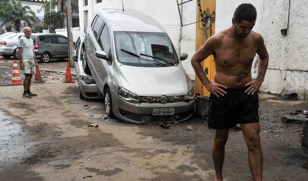 A Secretaria Municipal de Saúde (SMS) do Rio de Janeiro confirmou mais uma morte em virtude do forte temporal que atingiu a cidade na noite do último sábado (12); Édson Souza Conceição, 39 anos, teria se afogado na Rua do Passeio, região central da cidade, quando foi atendido e levado por bombeiros ao Hospital Municipal Souza Aguiar, onde já chegou morto; agora, o número de mortos pelas chuvas sobe para cinco
 