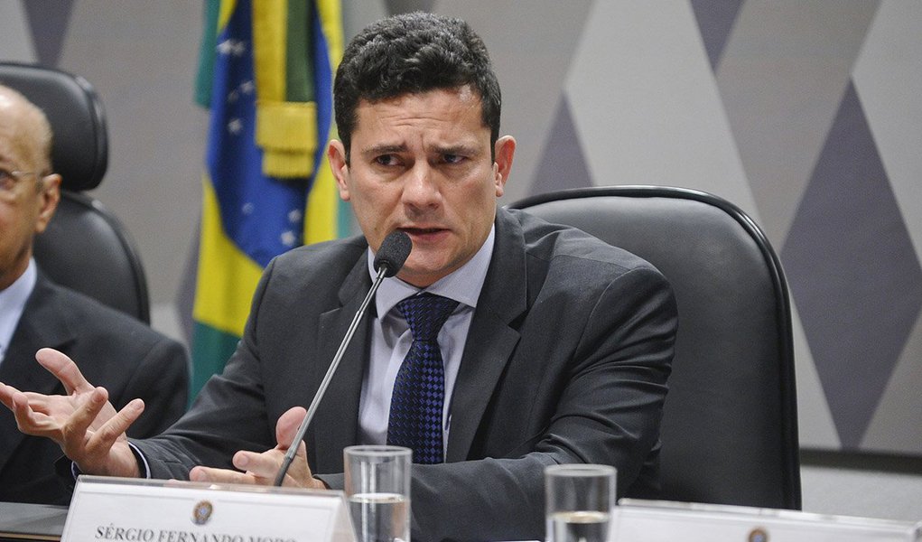 Juiz federal Sérgio Moro decretou nesta quinta-feira, 24, sigilo dos documentos da 26ª fase da operação Lava Jato, denominada Xepa; segundo o magistrado, a operação tem conexão com a 23ª fase, que também corre em segredo de Justiça; medida do juiz coincide com as críticas do ministro do Supremo Tribunal Federal (STF) Teori Zavascki sobre a decisão de Moro que retirou o sigilo de interceptações telefônicas entre o ex-presidente Luiz Inácio Lula da Silva e a presidenta Dilma Rousseff