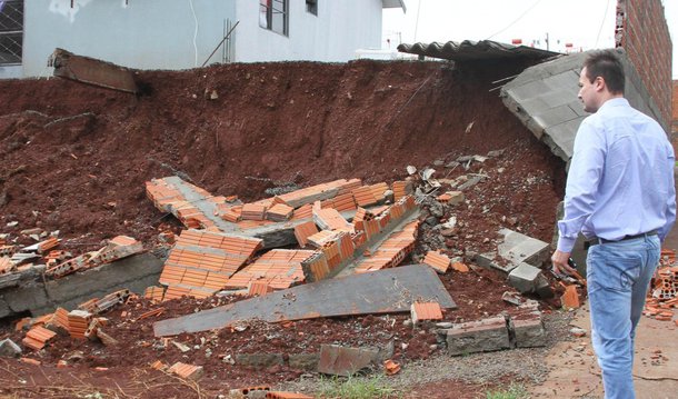 Boletim divulgado pela Defesa Civil do Paraná mostra que já são 59 os municípios atingidos por tempestades, desde o dia 9 de janeiro; os municípios de Rolândia e Tamarana decretaram estado de calamidade pública para ter auxílio imediato do estado e da União para ações de socorro e de recuperação; em todo o estado, mais de 203 mil pessoas foram afetadas
 