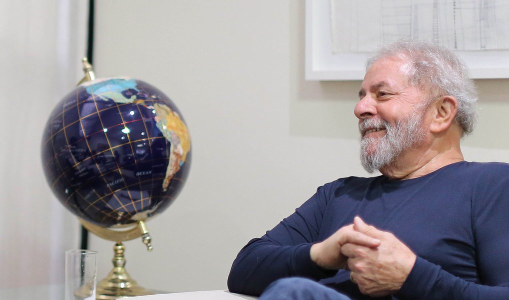 Relatório da consultoria de risco político Eurasia destacou que a onda de denúncias potencializadas pela mídia contra o ex-presidente Lula deve empurrar o governo da presidente Dilma Rousseff e o PT mais para a esquerda; "Mesmo que Lula esteja enfrentando desafios jurídicos e seja formalmente indiciado, o 'espectro' dele continuará em 2018", afirma o relatório; os consultores da Eurasia afirmam não acreditar que PSDB ou PMDB "assumiriam ônus político" de votar reformas como a da Previdência