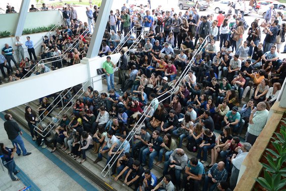 A proposta aprovada foi apresentada pelo ministro vice-presidente do Tribunal Superior do Trabalho (TST), Ives Gandra Martins Filho, que ouviu a EBC e os representantes dos sindicatos, e propôs o acordo, consensuado entre as partes durante audiência de conciliação ocorrida esta tarde no tribunal, em Brasília. A vigência do acordo coletivo de trabalho é de 12 meses, com validade de 1º de novembro de 2015 a 31 de outubro de 2016