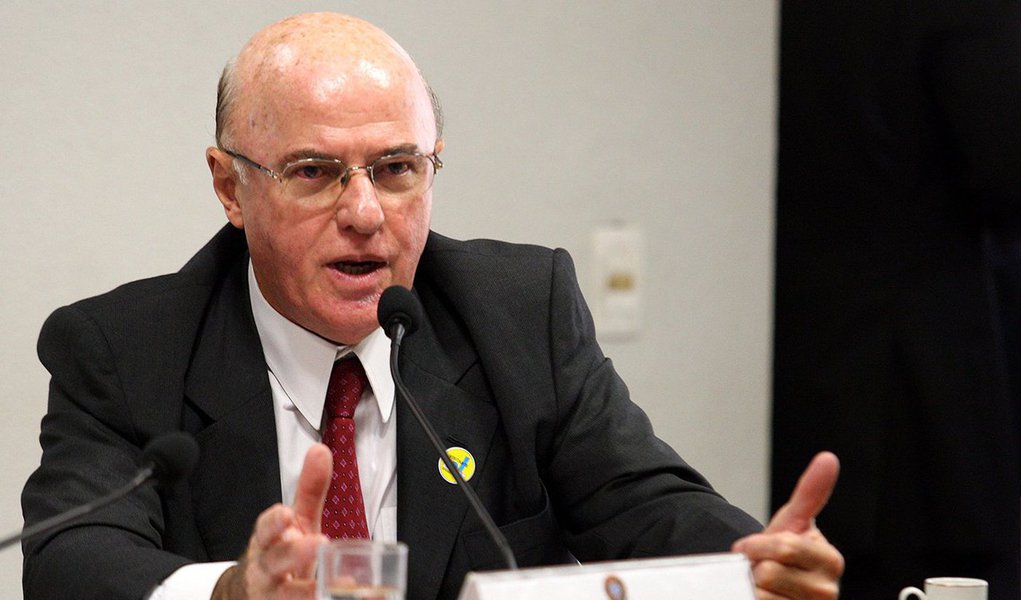 Justiça Federal do Rio determinou a retirada da tornozeleira eletrônica do ex-presidente da Eletronuclear Othon Luiz Pinheiro da Silva; o almirante é acusado de corrupção e lavagem de dinheiro na Operação Lava Jato; ele é réu acusado de receber ao menos R$ 4,5 milhões em propinas com o objetivo de facilitar a contratação dos consórcios responsáveis pelas obras da usina de Angra 3