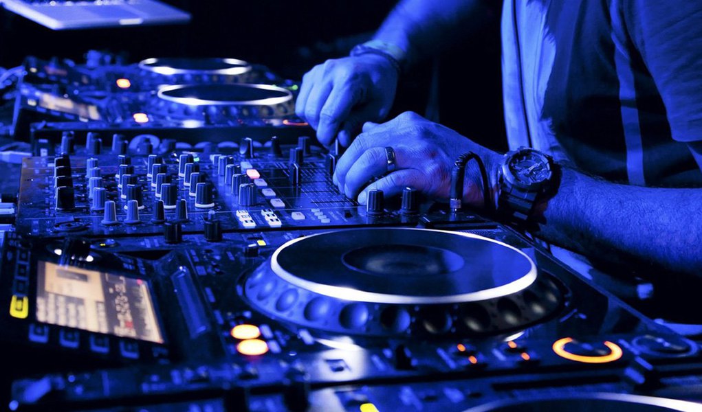 "Em 1964 e nas duas décadas seguintes o mundo das letras e das artes, mesmo sofrendo repressão e censura, não se calou diante da arbitrariedade e da barbárie. Hoje continuamos afastando de nós e de todos esse cálice. Como durante a ditadura nós intelectuais, escritoras, escritores e artistas dizemos não ao golpe e afirmamos nossa defesa intransigente da democracia", diz o texto; Portanto, nós, Disc Jokeys (DJs), produtores musicais, bandas, performers, promoters de eventos culturais e trabalhadores da musica, staff de clubs e amantes da cultura musical de qualidade, nos somamos a luta pela Democracia"