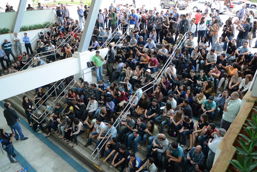 A proposta aprovada foi apresentada pelo ministro vice-presidente do Tribunal Superior do Trabalho (TST), Ives Gandra Martins Filho, que ouviu a EBC e os representantes dos sindicatos, e propôs o acordo, consensuado entre as partes durante audiência de conciliação ocorrida esta tarde no tribunal, em Brasília. A vigência do acordo coletivo de trabalho é de 12 meses, com validade de 1º de novembro de 2015 a 31 de outubro de 2016