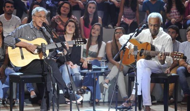 Cantor baiano, que há tempos é muito crítico ao PT, declara, ao vivo na Rede Globo, que as passeatas do dia 13 de março último se assemelham à marcha da família com Deus e pela liberdade, marco histórico do processo que culminou com o golpe militar de 64; "A passeata de domingo não era suficientemente diferente da passeata da Família com Deus pela Liberdade que produziu o golpe de 1964, que ajudou a dar o golpe. O buraco é sempre mais embaixo, mas a gente tem que olhar com objetividade"; imperdível