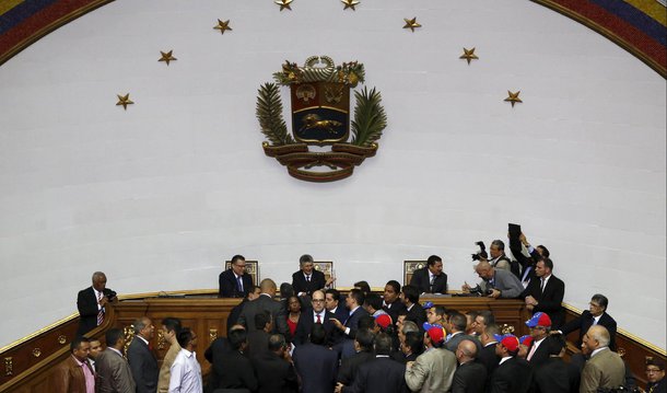 Sessão deu posse a três deputados banidos pelo Supremo Tribunal do país; nesta segunda, a Corte da Venezuela havia declarado as decisões da Assembleia Nacional nulas, enquanto os três membros da oposição permanecerem como deputados; a oposição no país, maioria na nova legislatura, se preparava juridicamente para combater a decisão do Supremo Tribunal de invalidar suas decisões, argumentando que o órgão jurídico está ligada ao chavismo