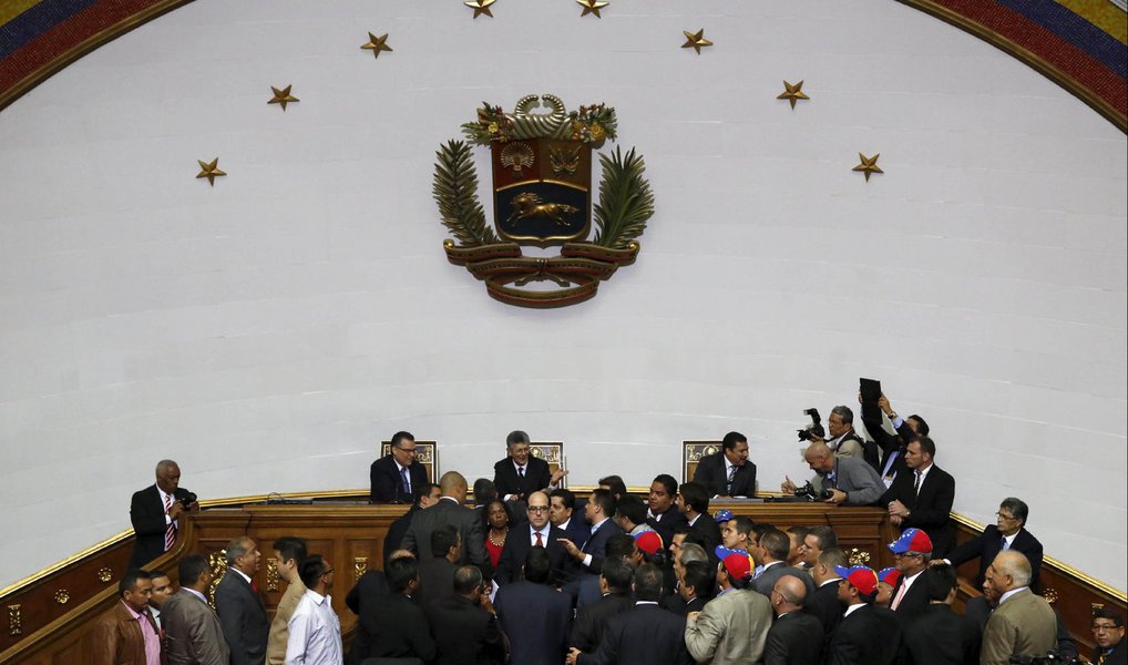 Sessão deu posse a três deputados banidos pelo Supremo Tribunal do país; nesta segunda, a Corte da Venezuela havia declarado as decisões da Assembleia Nacional nulas, enquanto os três membros da oposição permanecerem como deputados; a oposição no país, maioria na nova legislatura, se preparava juridicamente para combater a decisão do Supremo Tribunal de invalidar suas decisões, argumentando que o órgão jurídico está ligada ao chavismo
