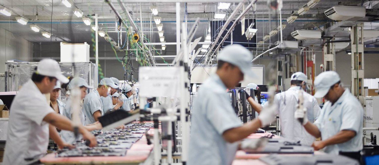 Índice de Gerentes de Compras (PMI, na sigla em inglês) divulgado nesta segunda-feira, 1º, pela Markit, foi a 47,4 em janeiro ante 45,6 em dezembro, chegando ao nível mais alto em 11 meses; entretanto, permaneceu abaixo da marca de 50 que separa crescimento de contração pelo 12º mês seguido; volume de produção da indústria continuou se contraindo em janeiro, porém a um ritmo mais fraco em todas as três categorias cobertas pela pesquisa --bens de consumo, intermediários e de investimento