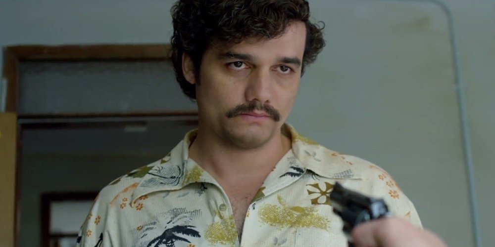 Interpretando o papel do traficante colombiano Pablo Escobar na série Narcos, da Netflix, Wagner Moura vai concorrer ao prêmio de melhor ator ao Globo de Ouro 2016; os indicados foram anunciados nesta quinta-feira, 10, pela Associação dos Correspondentes Estrangeiros de Hollywood em Beverly Hills (EUA) os indicados; nas categorias de cinema, "Carol" lidera com cinco indicações. Já os filmes "A grande aposta", "O regresso", "Steve Jobs" disputam em quatro categorias; cerimônia está marcada para o dia 10 de janeiro, é uma das principais premiações de Hollywood anteriores ao Oscar