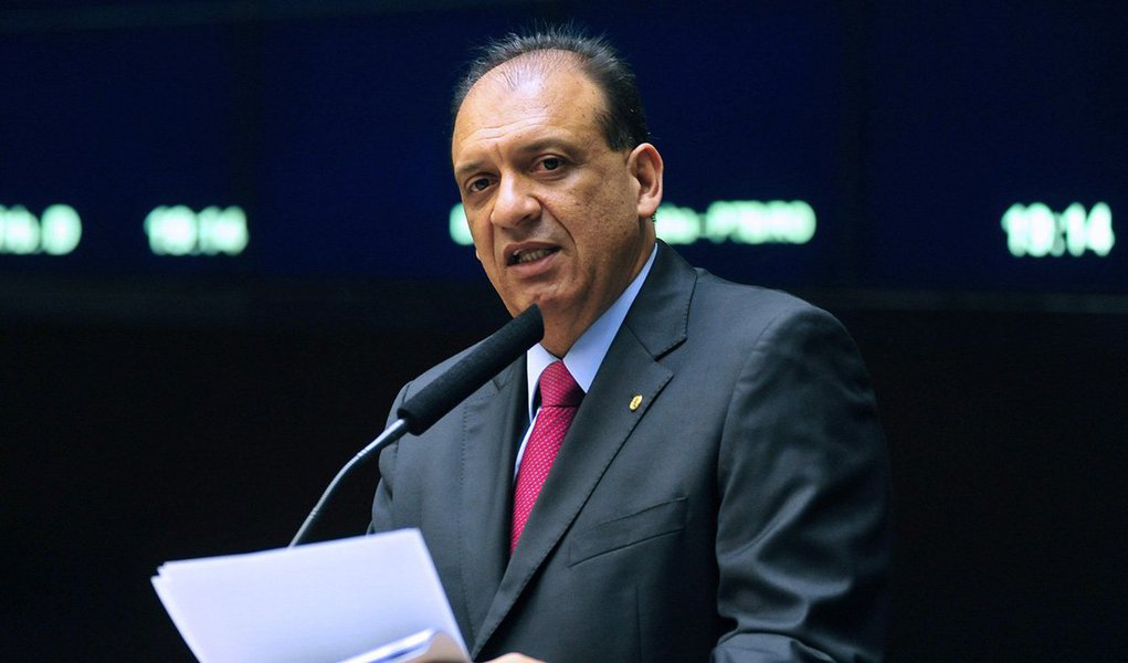 Deputado Nilton Capixaba (PTB-RO) renunciou nesta terça-feira, 16, à vaga no Conselho de Ética da Câmara, menos de uma semana depois de substituir o deputado Arnaldo Faria de Sá (PTB), que havia votado a favor da continuidade do processo que investiga o presidente da Câmara, Eduardo Cunha (PMDB-RJ); "O estado de Rondônia, a distância é muito grande de Brasília. Eu já estou em várias comissões e sou presidente de partido no estado. Essa comissão se reúne direto. Se eu ficar faltando, fica ruim. Falei com o líder que era melhor não participar disso aí", afirmou