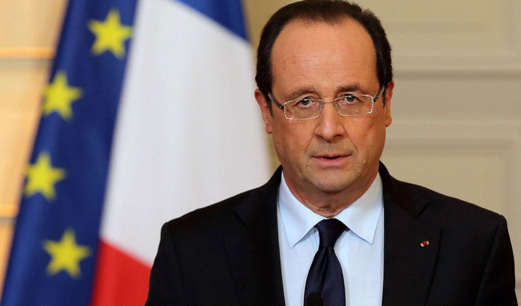 Emenda constitucional, aprovada por uma curta maioria de 162 votos a favor e 148 contra, foi proposta pelo governo socialista francês como forma de punição de condenados por terrorismo na sequência dos atentados de Paris de 13 novembro de 2015; a iniciativa legislativa gerou controvérsia no próprio governo e foi criticada em bloco pela oposição e levou à demissão da ministra da Justiça francesa, Christiane Taubira