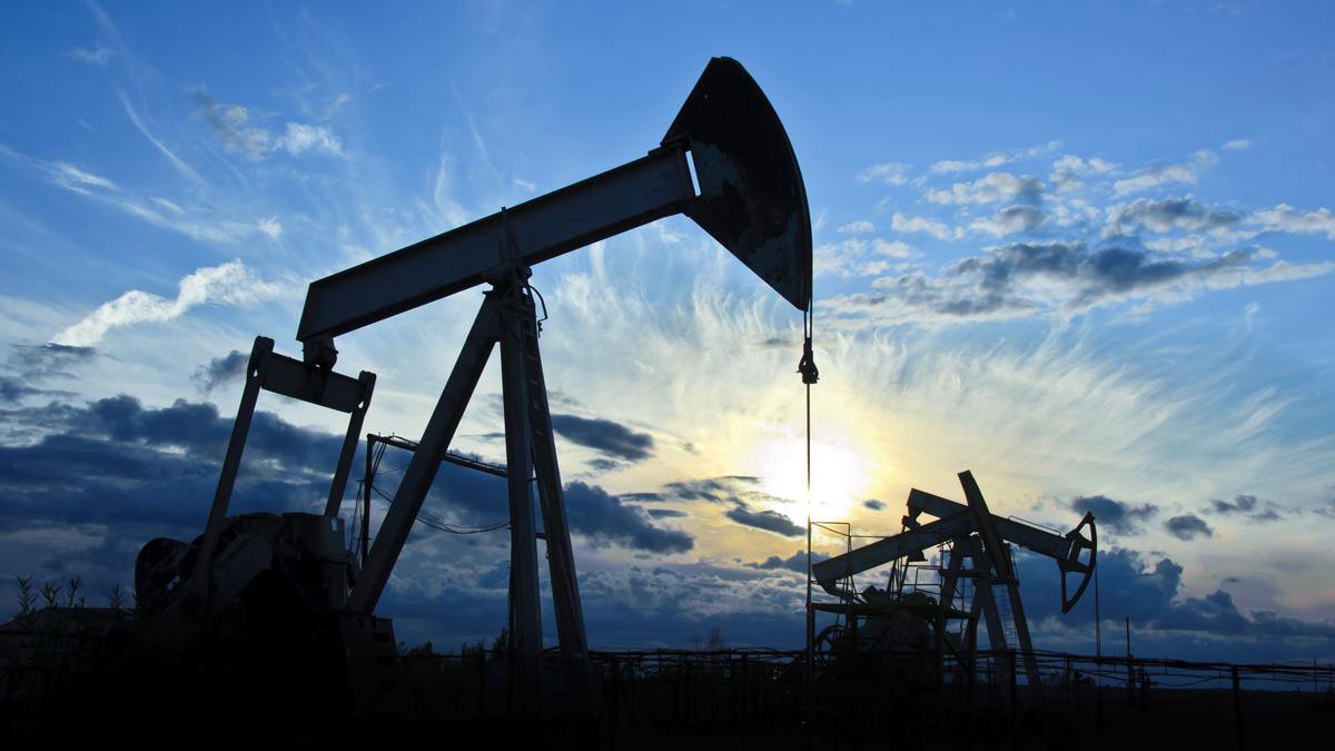 Jornal The New York Times mostra que o preço baixo do barril de petróleo está levando empresas americanas do ramo a fechar as portas pelo alto endividamento; entre elas estão a Caza Oil &amp; Gas., que se vendeu a uma empresa de investimentos de Nova York para pagar os credores, e a Energy &amp; Exploration Partners of Fort Worth, que pediu falência; segundo o jornal americano, os executivos e seus banqueiros estão às voltas com uma crise prolongada que poderá modificar a estrutura do setor energético de uma maneira que não era vista desde o final dos anos 90