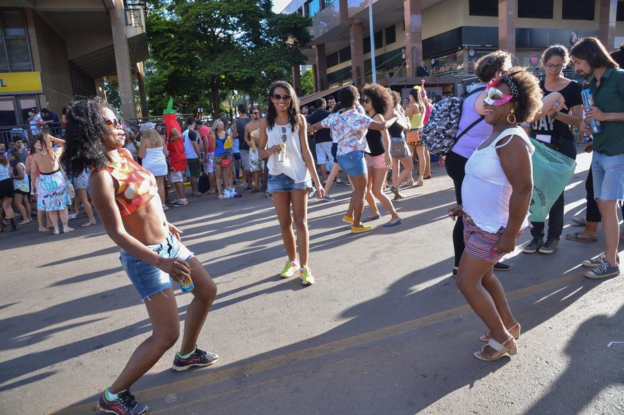 Os blocos de pré-carnaval se desenrolaram sem registros graves de violência ao longo deste domingo na capital federal; diferente de ontem, quando um tiroteio no bloco 'Encosta que Cresce', no centro de Brasília, deixou uma pessoa morta e outra ferida, a PM do Distrito Federal acompanhou a folia sem necessidade de grandes intervenções; uma das principais medidas de segurança adotadas foi a de orientar os ambulantes e comerciantes a não vender bebidas alcoólicas em garrafas de vidro