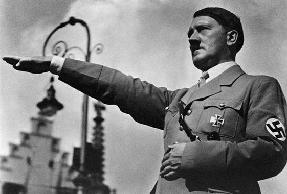 O livro "Hitler", de Peter Longerich, que será publicado na segunda-feira é um tomo de 1.295 páginas que inclui material sobre os diários do chefe de propaganda nazista Joseph Goebbels e os primeiros discursos de Hitler; "A questão de porquê ele conseguiu chegar tão longe precisa ser abordada: Obviamente ele tinha habilidade para explorar situações individuais em seu interesse próprio e para seus objetivos próprios", disse ele