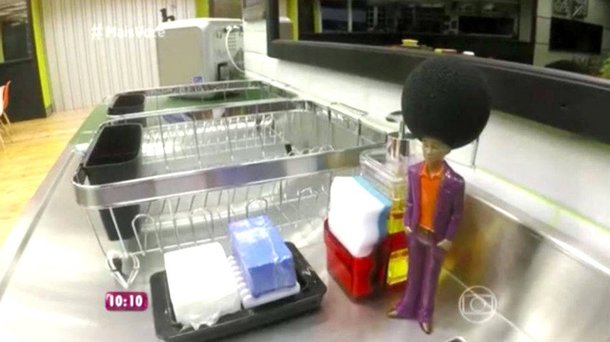 Emissora usou um boneco negro como esponja de aço de lavar louças na casa do Big Brother Brasil 2016; de acordo com reclamações, o objeto reforça a estigma de comparação entre o cabelo crespo e uma esponja de aço e amplia preconceito contra o negro; caso levou o Ministério Público Federal no Rio de Janeiro a investigar a TV Globo por suspeita de discriminação racial; Procuradoria Regional dos Direitos do Cidadão intima a empresa dos Marinho a prestar esclarecimentos sobre o caso