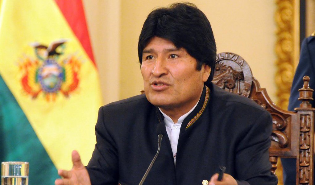 Presidente da Bolívia, Evo Morales, afirmou que vai continuar com as políticas adotadas desde seu primeiro mandato, em 2006, mesmo que venha a ser derrotado no referendo realizado neste domingo (21), quando 6,5 milhões de bolivianos foram às urnas para votar uma mudança constitucional que permitiria a Morales disputar o quarto mandato presidencial; pesquisas de boca de urna, contudo, apontam que os eleitores não deverão votar pela ampliação do mandato presidencial