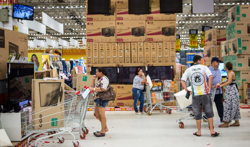 Confiança do consumidor brasileiro subiu 1,3% em novembro na comparação com o mês anterior, segundo pesquisa realizada pela Fundação Getulio Vargas (FGV); elevaçõa interrompeu informou um ciclo de seis quedas consecutivas; Índice de Confiança do Consumidor (ICC) atingiu 76,7 pontos em novembro, contra 75,7 pontos em outubro