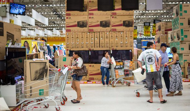 Confiança do consumidor brasileiro subiu 1,3% em novembro na comparação com o mês anterior, segundo pesquisa realizada pela Fundação Getulio Vargas (FGV); elevaçõa interrompeu informou um ciclo de seis quedas consecutivas; Índice de Confiança do Consumidor (ICC) atingiu 76,7 pontos em novembro, contra 75,7 pontos em outubro
