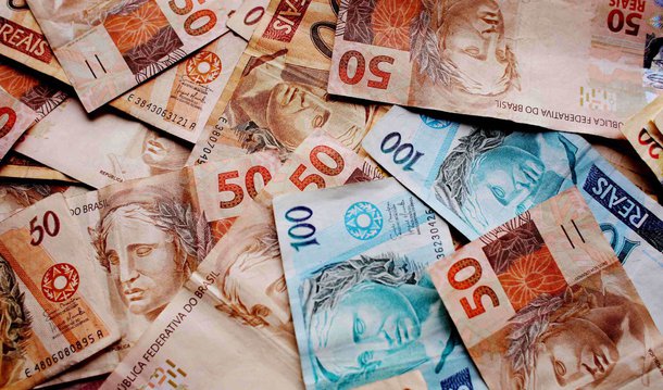 Segundo números divulgados nesta segunda-feira 25 pelo Tesouro Nacional, a alta registrada em 2015 é recorde, com o maior patamar desde o início da série histórica, iniciada em 2004; para 2016, a previsão é que a marca da dívida pública ultrapasse R$ 3 trilhões; segundo o Plano Anual de Financiamento (PAF) da dívida pública, o endividamento poderá encerrar este ano entre R$ 3,1 trilhões e R$ 3,3 trilhões