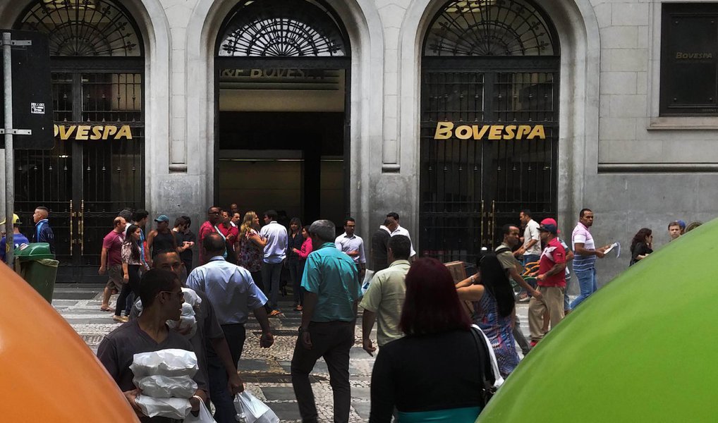 Principal índice da Bovespa fechou esta terça-feira, 19, no maior nível em quase dez meses com o quadro externo favorável em meio ao avanço dos preços do petróleo e ações de siderurgia e mineração entre as maiores valorizações; Ibovespa encerrou em alta de 1,54%, a 53.710 pontos, no maior nível desde 26 de junho de 2015; giro financeiro da sessão somou R$ 7,93 bilhões 