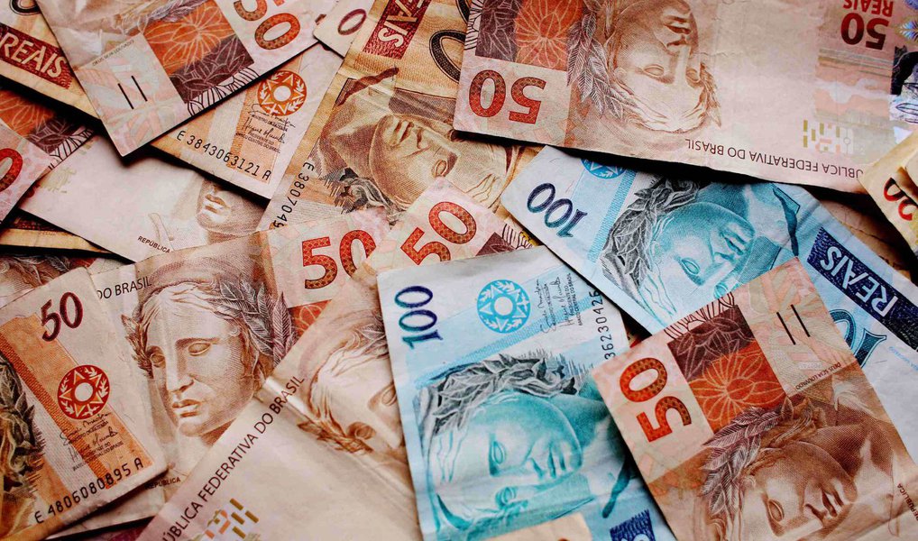 Segundo números divulgados nesta segunda-feira 25 pelo Tesouro Nacional, a alta registrada em 2015 é recorde, com o maior patamar desde o início da série histórica, iniciada em 2004; para 2016, a previsão é que a marca da dívida pública ultrapasse R$ 3 trilhões; segundo o Plano Anual de Financiamento (PAF) da dívida pública, o endividamento poderá encerrar este ano entre R$ 3,1 trilhões e R$ 3,3 trilhões