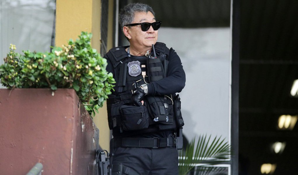 Em um vídeo gravado há 15 dias por um colega, o agente da Polícia Federal Newton Ishii, conhecido como o ‘Japa da PF’, aparece simulando um recado a futuros presos na carceragem da PF em Curitiba; sugere a pessoa ir “logo ao dentista porque nós não temos dentista na carceragem e (por isso) vai dar trabalho pra gente”; “Vai logo se tratar”, completa