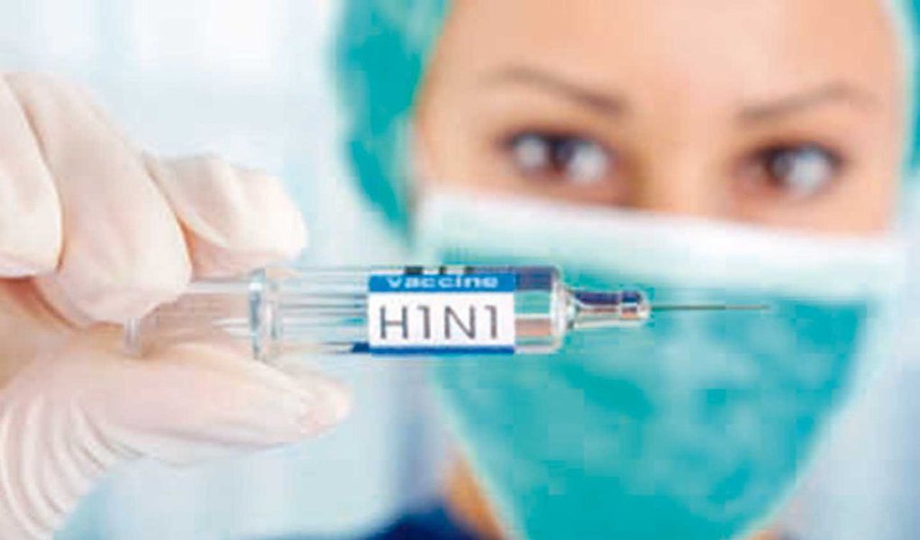 Campanha Nacional de Vacinação contra a H1N1 teve neste sábado (30), no Estado do Rio de Janeiro, seu dia D de mobilização, como acontece em todo o país; aumento dos casos da gripe no sul do país e em São Paulo motivou a Secretaria Estadual de Saúde do Rio a antecipar o início da vacinação; em todo o Estado, cerca de 3 mil postos de saúde, nos 92 municípios, disponibilizam a vacina. No município do Rio, são cerca de 450 postos, entre fixos e itinerantes, que funcionaram das 8h às 17h