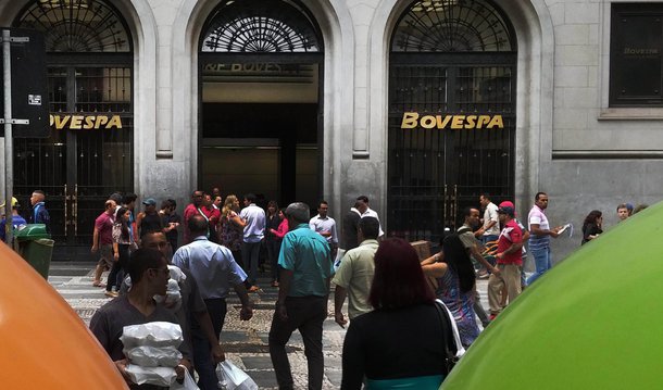 Principal índice da Bovespa fechou esta terça-feira, 19, no maior nível em quase dez meses com o quadro externo favorável em meio ao avanço dos preços do petróleo e ações de siderurgia e mineração entre as maiores valorizações; Ibovespa encerrou em alta de 1,54%, a 53.710 pontos, no maior nível desde 26 de junho de 2015; giro financeiro da sessão somou R$ 7,93 bilhões 