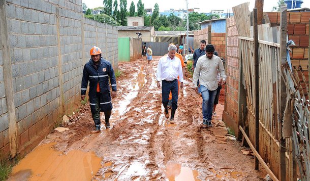 O governador do Distrito Federal, Rodrigo Rollemberg, informou que verba será uma bolsa emergencial para as famílias afetadas pela chuva na Vila Cauhy; as cerca de 300 pessoas que tiveram as casas alagadas também receberão cestas básicas e colchões; o pagamento do auxílio deve ser feito nesta quinta;"É o apoio que neste momento o governo pode dar", disse Rollemberg, ao classificar a situação como de "extrema dificuldade"