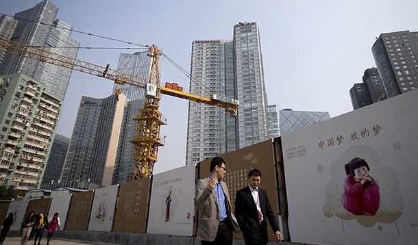 A permissão para que casais possam ter até dois filhos deve impulsionar o crescimento econômico chinês em cerca de 0,5 ponto percentual, como resultado do aumento da força de trabalho; segundo o vice-ministro da Comissão Nacional de Saúde e Planejamento Familiar, Wang Pei'an, a adoção de uma política de dois filhos impulsionará a demanda de consumo para casas, educação, saúde, dentre outros pontos ligados ao crescimento econômico