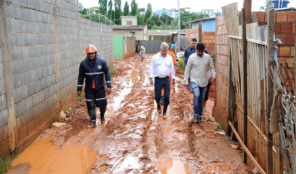 O governador do Distrito Federal, Rodrigo Rollemberg, informou que verba será uma bolsa emergencial para as famílias afetadas pela chuva na Vila Cauhy; as cerca de 300 pessoas que tiveram as casas alagadas também receberão cestas básicas e colchões; o pagamento do auxílio deve ser feito nesta quinta;"É o apoio que neste momento o governo pode dar", disse Rollemberg, ao classificar a situação como de "extrema dificuldade"