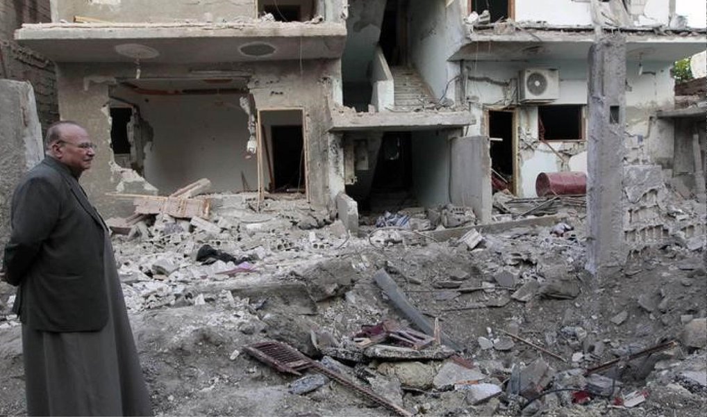 França e Rússia desferiram uma série de ataques aéreos contra alvos do Estado Islâmico no norte da Síria em retaliação aos ataques terroristas contra um avião de passageiros russo e em Paris, que, juntos, causaram a morte de 353 pessoas; ataques sinalizam  a possibilidade de uma aliança militar; Paris e Moscou não estão coordenando suas operações, mas o presidente francês, François Hollande, conversou com o líder russo, Vladimir Putin, a possibilidade de ações aéreas e marítimas conjuntas