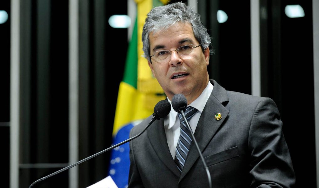 O senador Jorge Viana (PT-AC) afirmou nesta quarta (11) que o país vive uma situação de anormalidade institucional e que o pedido de impeachment da presidente da República, Dilma Rousseff, equivale a um golpe de Estado; ao se manifestar contra a abertura do processo na sessão que examina sua admissibilidade, Jorge Viana apelou ao Senado por uma atitude que, a seu ver, esteja à altura dos seus 190 anos de história