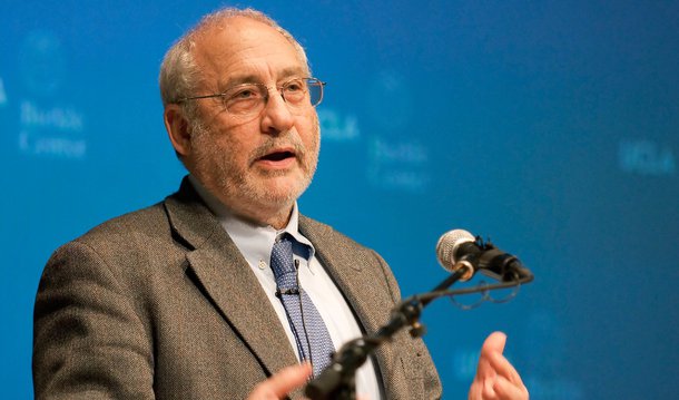 Como antecipado pelo diretor do 247 em Brasília Paulo Moreira Leite, o economista Joseph Stiglitz, Nobel de Economia em 2001, citou o Brasil como referência na diminuição das desigualdades, mas disse que a política de austeridade e de juros altos ampliará o desemprego e sufocará a economia; para Stiglitz, os juros no Brasil são tão distorcidos que ele não considera que o BNDES empreste dinheiro a taxas subsidiadas; "A única parte do mercado financeiro [brasileiro] que está funcionando, de certa forma, são os bancos de desenvolvimento, como o BNDES", disse o economista
