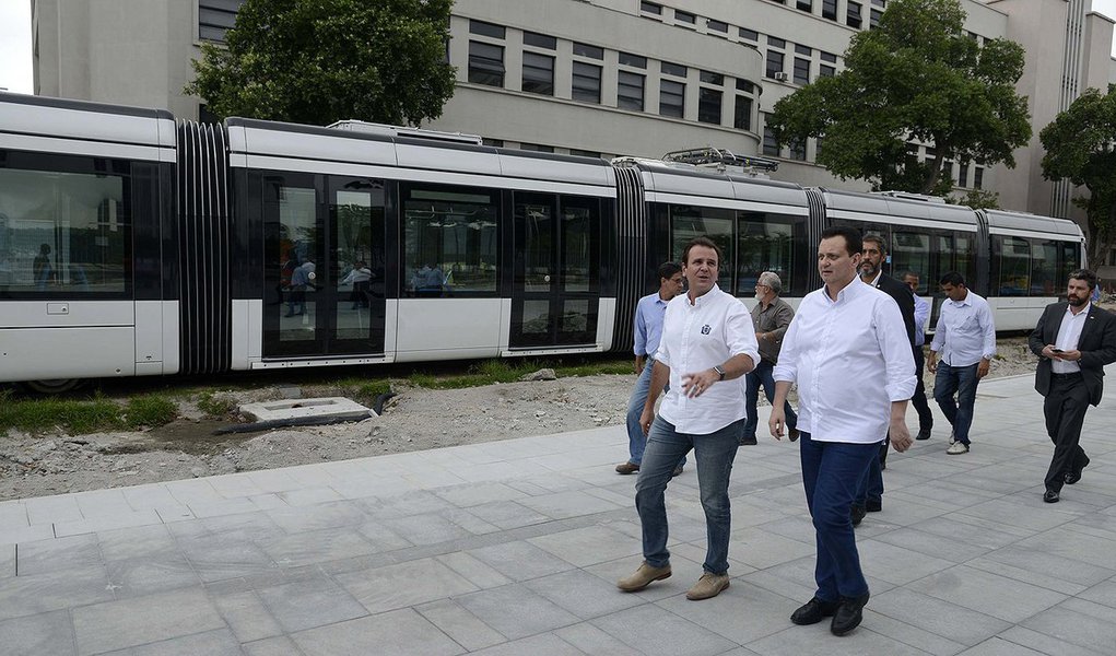 O prefeito do Rio, Eduardo Paes, recebeu o ministro das Cidades, Gilberto Kassab, para visita às obras do Veículo Leve sobre Trilhos (VLT), na Praça Mauá, de onde embarcaram na Parada dos Museus e seguiram até a Parada Utopia; a primeira etapa do sistema já entrou em fase de testes e iniciará a operação em abril; o trecho ligará a Rodoviária Novo Rio ao Aeroporto Santos Dumont, com 18 paradas e uma estação; a segunda, Central-Barcas, deverá entrar em operação no segundo semestre; de acordo com a prefeitura, a implantação do VLT tem custo de R$ 1,157 bilhão
