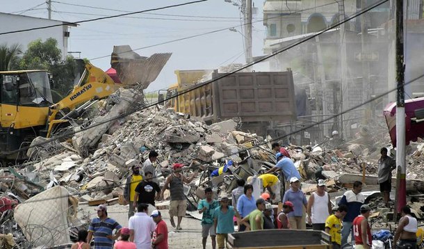 Equipes de resgate no Equador continuam a revirar os escombros em busca de sobreviventes, dois dias após o violento tremor de 7,8 graus na escala Richter que abalou o país, deixando, até agora, 413 mortos e 2.068 feridos, segundos os últimos dados do Governo; Cruz Vermelha espanhola emitiu um apelo de ajuda e estima entre 70 mil e 100 mil pessoas vão precisar de assistência, das quais entre 3 mil e 5 mil precisam de alojamento "com urgência"; De acordo com o ministro dos Negócios Estrangeiros, Guillaume Long, reforços e especialistas da Venezuela, Colômbia, Peru, México, Cuba, Bolívia, Chile, Suíça e Espanha já estão no país para ajudar.