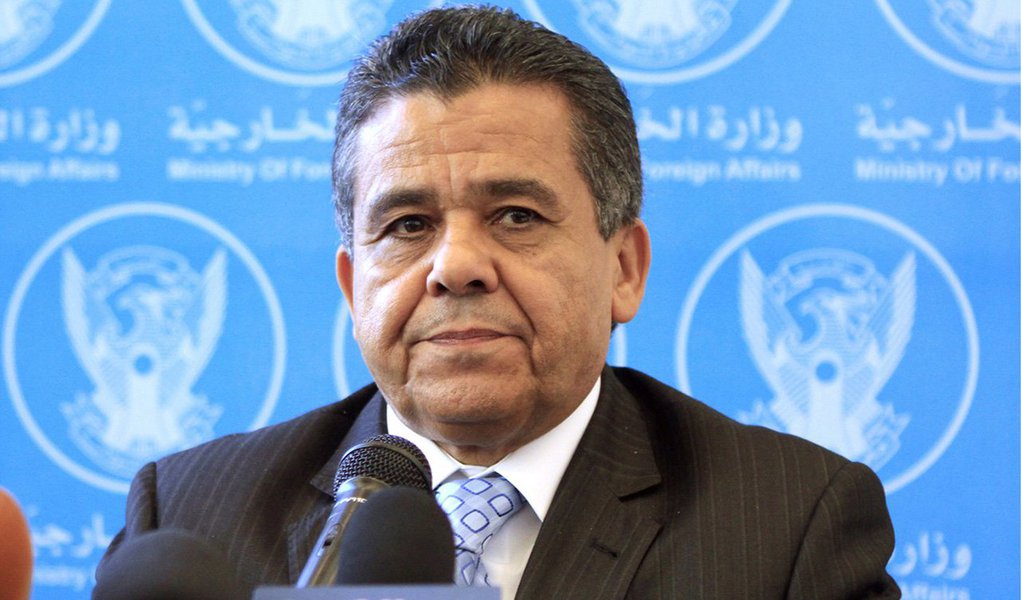 O ministro dos Negócios Estrangeiros da Líbia, Mohammed al-Dairi, pediu que a comunidade internacional fique atenta e ajude o país a evitar a se tornar "o novo reduto" do grupo extremista Estado Islâmico; "Pedimos, com a França e outros, uma ação internacional e uma verdadeira determinação contra o Estado Islâmico, na Síria e no Iraque, mas também na Líbia, porque receio que a Líbia se transforme, em  futuro próximo, no próximo reduto da organização", disse; Dauri também afirmou que o governo líbio possui "informações confiáveis de que o comando do Estado Islâmico determina aos novos integrantes que se dirijam para a Líbia, e não para a Síria"