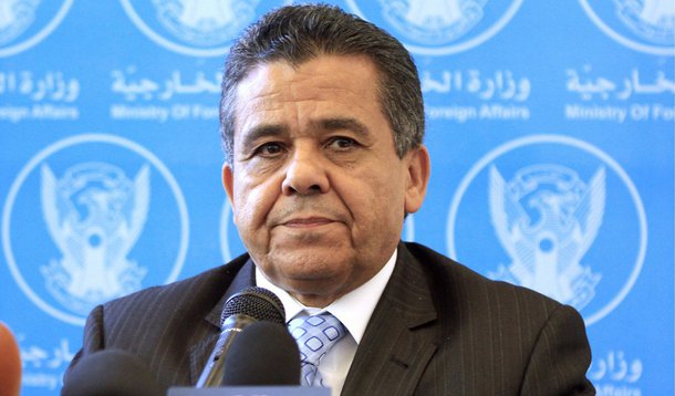 O ministro dos Negócios Estrangeiros da Líbia, Mohammed al-Dairi, pediu que a comunidade internacional fique atenta e ajude o país a evitar a se tornar "o novo reduto" do grupo extremista Estado Islâmico; "Pedimos, com a França e outros, uma ação internacional e uma verdadeira determinação contra o Estado Islâmico, na Síria e no Iraque, mas também na Líbia, porque receio que a Líbia se transforme, em  futuro próximo, no próximo reduto da organização", disse; Dauri também afirmou que o governo líbio possui "informações confiáveis de que o comando do Estado Islâmico determina aos novos integrantes que se dirijam para a Líbia, e não para a Síria"