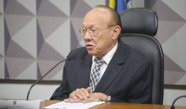 Depois do afastamento de Dilma ser aprovado na Câmara Federal, o processo segue para o Senado; agora começa a corrida pelos votos dos senadores; o parlamentar João Alberto (PMDB-MA) e os três senadores do Maranhão prometem votar contra; a informação foi repassada pelo próprio peemedebista que declarou ser contrário ao processo de impeachment, inclusive seu filho, deputado federal João Marcelo (PMDB), votou não